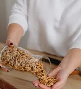4 Nuts to Eat on an Empty Stomach-Almond ,Raisins,Walnut,Pistachio